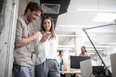 İş adamları ofiste iyi bir takım çalışmasıyla tanışıyor. Takım çalışması başarılı iş yeri stratejisi kavramı.