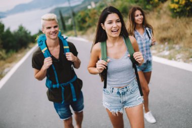 Bir grup gezgin arkadaş yürüyor ve eğleniyor. Seyahat yaşam tarzı ve mevsimlik tatil konsepti