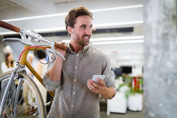 Mutlu iş insanlarla meşgul trendy ofis başarı elde