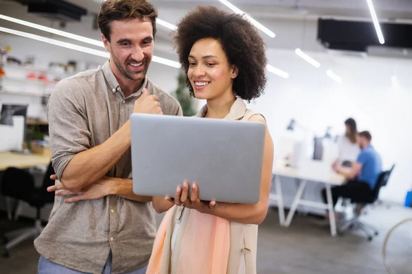 Ofiste tabletle çalışan genç siyahi kadın.