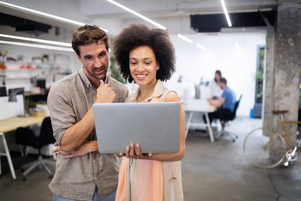 Bir grup meslektaşın ofiste çalışırken birlikte beyin fırtınası yapıyorlar.