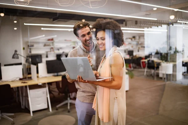 Programmeurs Travaillant Dans Bureau Entreprise Développement Logiciel — Photo