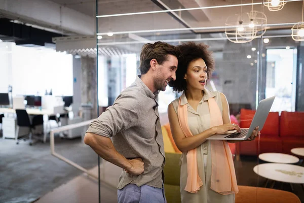 Grupo Empresarios Que Colaboran Proyectos Oficinas Modernas — Foto de Stock