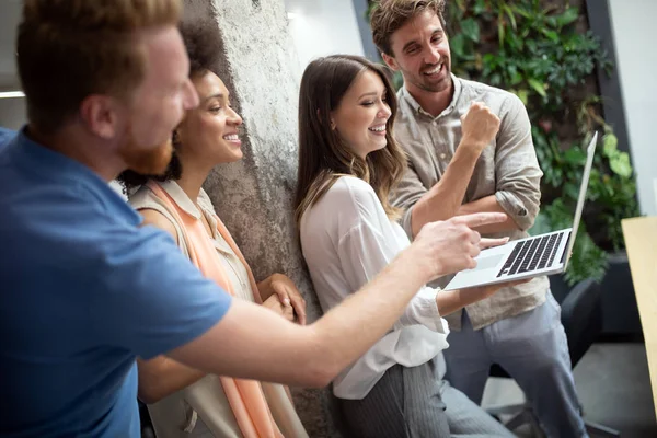 İş adamları ofiste iyi takım çalışması yapar. Takım çalışması başarılı iş yeri stratejisi kavramı.