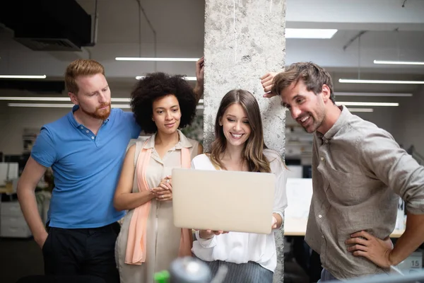 Bir yazılım geliştirme şirketinde çalışan programcılar