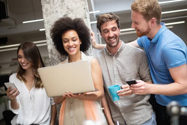 Modern ofiste iş projesi üzerinde çalışan yaratıcı iş adamları