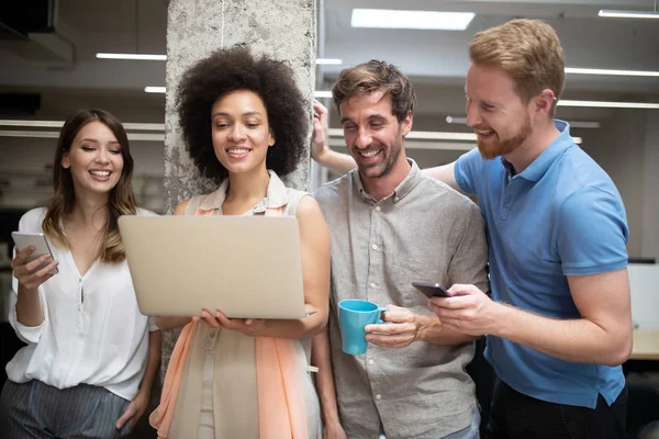 Bir yazılım geliştirme şirketinde çalışan programcılar