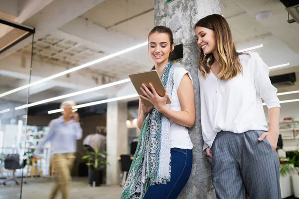 Modern ofiste çalışan iş adamlarının işbirliği ve analizi