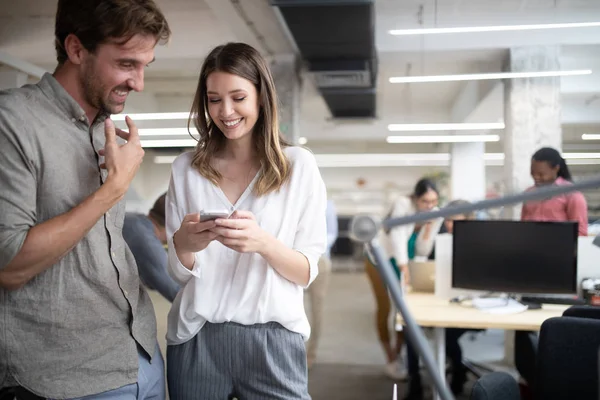 İş yerinde eğlenen ve iş yerinde sohbet eden iş arkadaşları