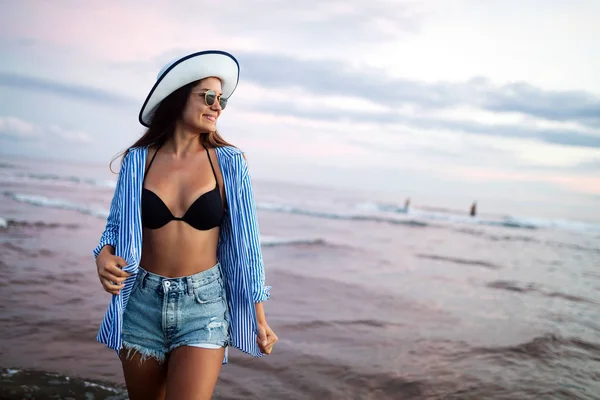 Красива Дівчина Пляжі Заході Сонця Концепція Літніх Канікул — стокове фото