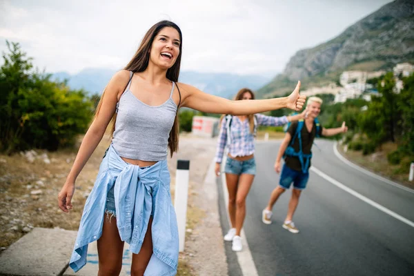 Gruppe Von Freunden Fuß Und Auf Reisen Freien — Stockfoto