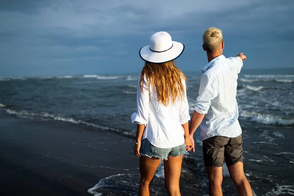 Happy Romantic Couple Having Fun Beach Sunny Day — Stock Photo, Image