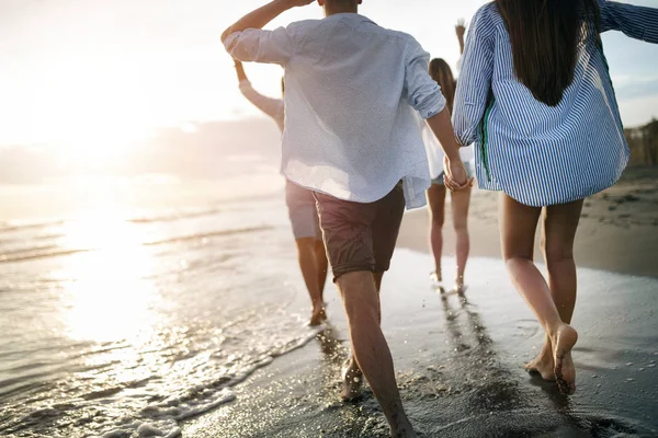 Gruppo Amici Che Divertono Camminano Lungo Spiaggia Tramonto — Foto Stock