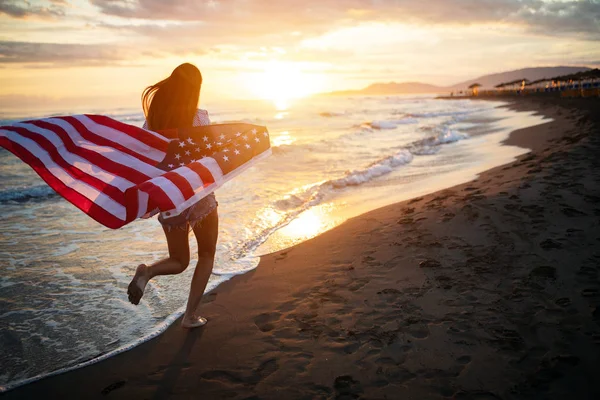 Mulher Animada Alegre Livre Praia Segurando Bandeira Dos Eua Divertindo — Fotografia de Stock