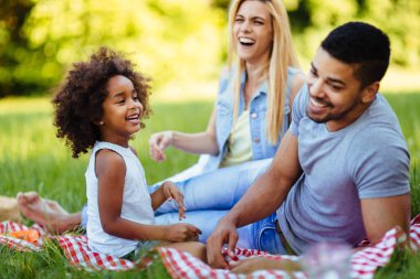 Mutlu aile eğleniyor piknik birlikte