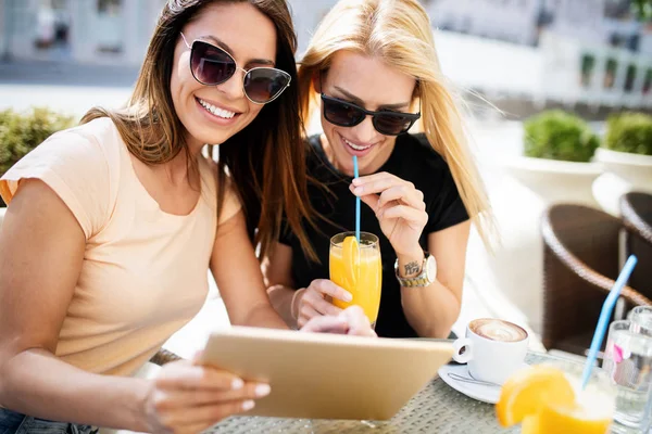 Belles Filles Femmes Avoir Plaisir Sourire Ensemble Dans Café Plein — Photo