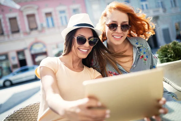 Helgdagar Turism Och Internet Vackra Unga Flickor Tittar Tabletpc Café — Stockfoto