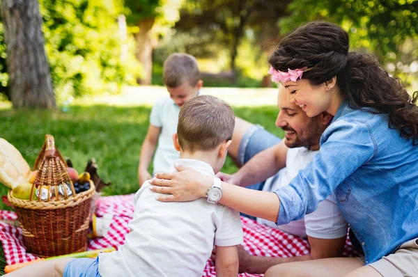 Ung Lycklig Familj Med Barn Som Har Roligt Naturen — Stockfoto