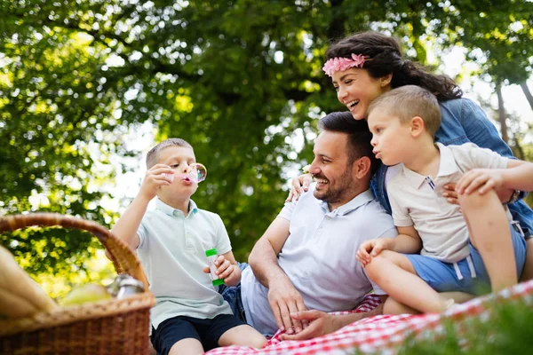 Šťastná Rodina Dětmi Užívajícími Letní Den Spolu Venku — Stock fotografie