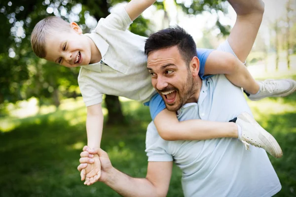 Счастливый Отец Сын Проводят Время Вместе Играют Улыбаясь — стоковое фото
