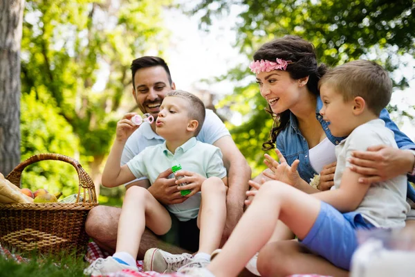 Alegre Familia Feliz Picnic Hermoso Día Parque — Foto de Stock