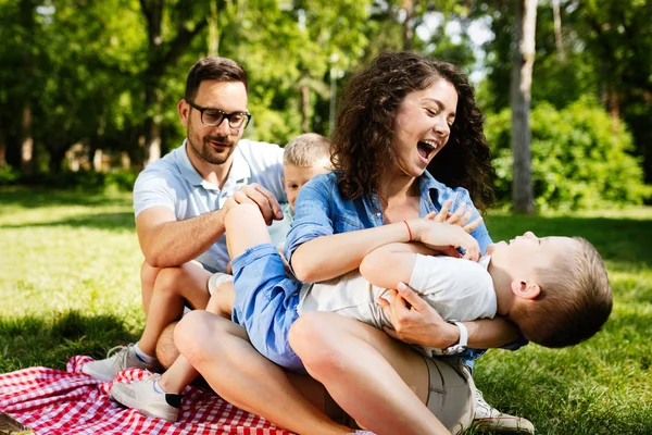 Jovem Família Feliz Com Crianças Divertindo Natureza — Fotografia de Stock
