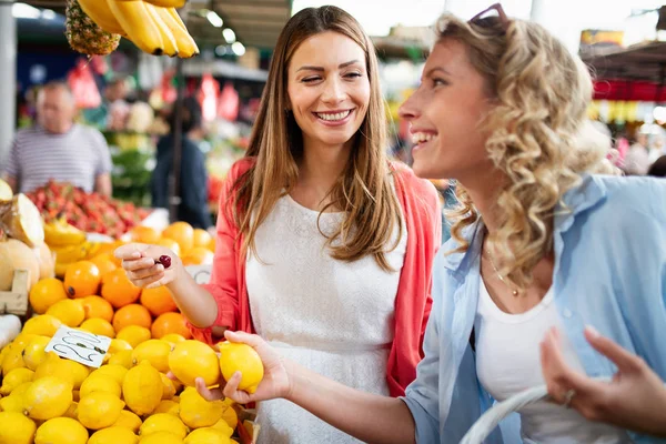 Jóvenes Mujeres Felices Comprando Mercado Verduras Frutas Saludables —  Fotos de Stock