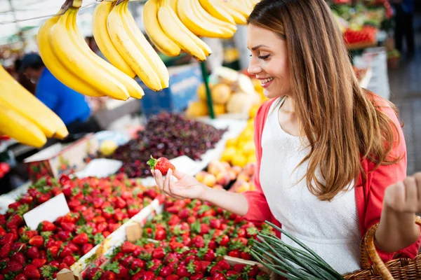 Mulher Bonita Compras Legumes Frutas Mercado — Fotografia de Stock