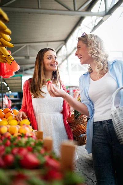 Молоді Щасливі Жінки Купують Ринку Здорові Овочі Фрукти — стокове фото