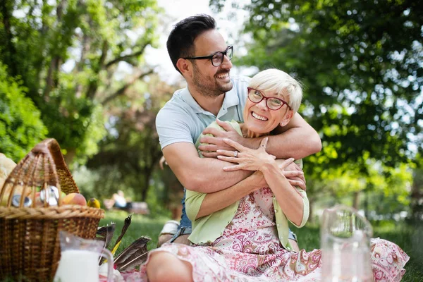 Feliz Abuela Con Nieto Abrazándose Parque Aire Libre — Foto de Stock