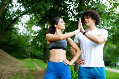 Koşu egzersiz açık bir parkta genç mutlu kadın