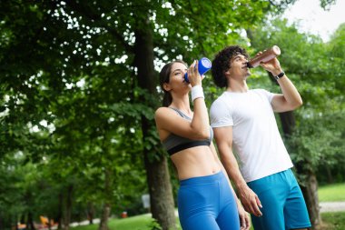 Güzel çift doğa yaşam sağlıklı çalışan koşu