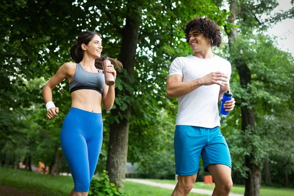 Gelukkig Jongedame Doen Oefening Buiten Een Park Joggen — Stockfoto