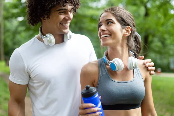 Atlético Feliz Pareja Amigo Beber Agua Después Correr — Foto de Stock