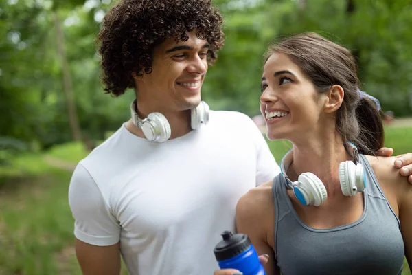 Jovens Correr Exercitar Natureza Para Manterem Saudáveis — Fotografia de Stock