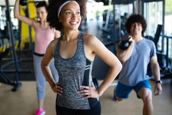 Grupo Feliz Personas Forma Que Entrenan Gimnasio —  Fotos de Stock