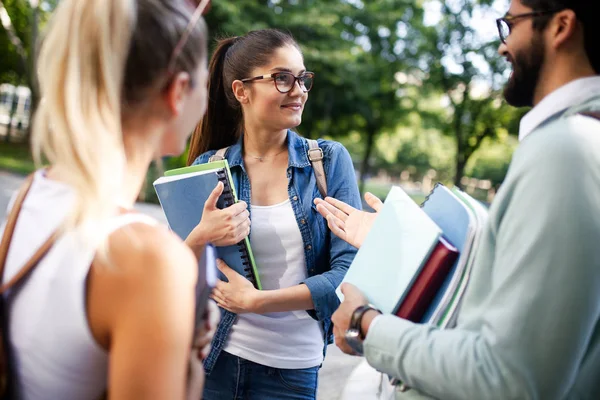 Feliz Grupo Amigos Que Estudian Juntos Campus Universitario — Foto de Stock