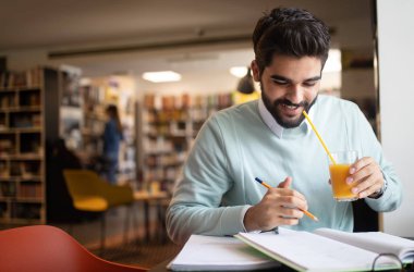 Üniversite kütüphanesinde öğrenci hazırlık sınavı ve öğrenim dersleri