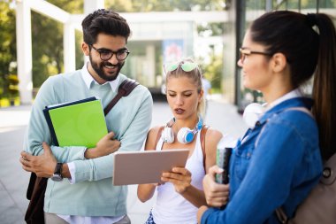 Üniversitede kitaplar ile okuyan mutlu genç üniversite öğrencileri. Üniversitede insanlar grubu