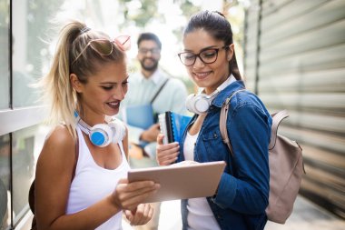 Üniversitede birlikte okuyan mutlu genç üniversite arkadaşları