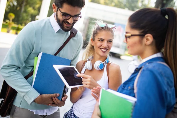 Vielfalt Studenten Freunde Teamarbeit Glücksideen Konzept — Stockfoto