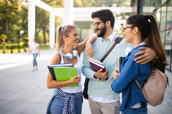 Grupo Feliz Amigos Estudando Juntos Campus Universitário — Fotografia de Stock