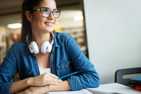 Schöne Studentin Studiert Und Lernt Für Die Prüfung — Stockfoto