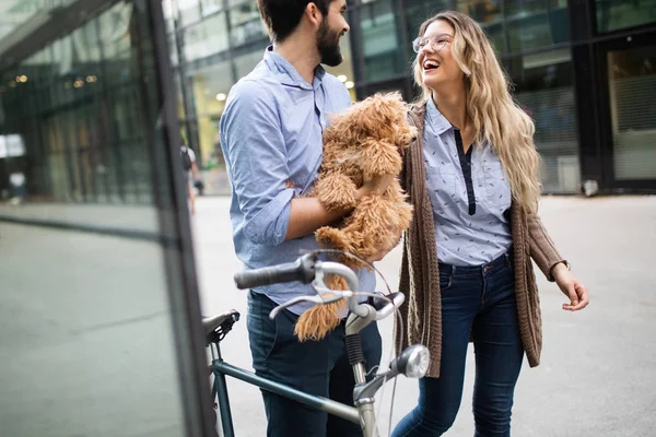 Glückliches Paar Verliebt Spaziergänge Mit Hund Und Lächeln Freien — Stockfoto