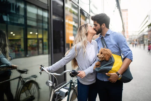 Güzel Genç Çift Yürüyüş Köpekler Bisiklet Açık Havada Içinde Şehir — Stok fotoğraf