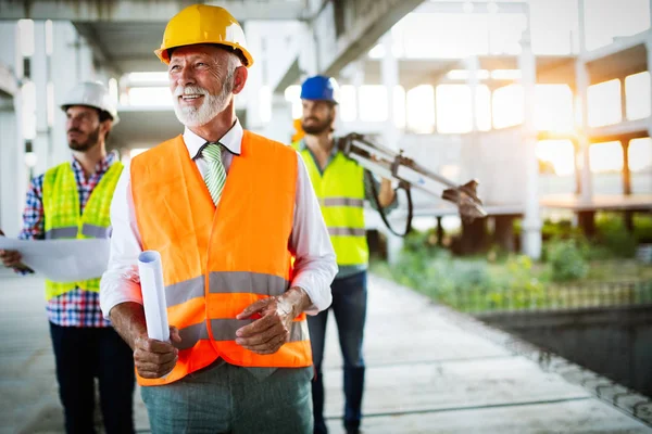 Une Équipe Confiante Architectes Ingénieurs Travaillant Ensemble Sur Chantier Moderne — Photo