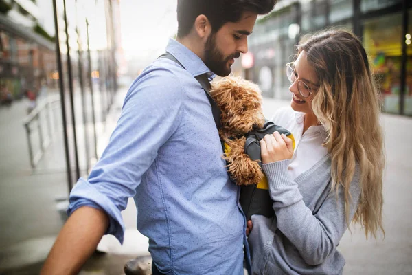 Красива Романтична Пара Відпочиває Місті Собакою — стокове фото