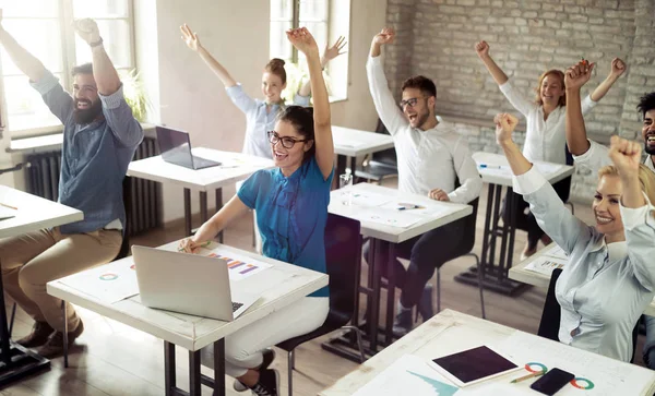 Exitoso Grupo Feliz Estudiantes Que Aprenden Ingeniería Software Negocios Durante — Foto de Stock