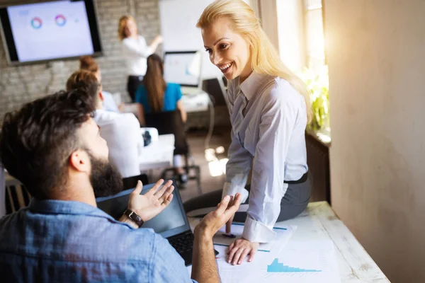 Succesvolle Gelukkige Groep Studenten Die Software Engineering Business Leren Tijdens — Stockfoto