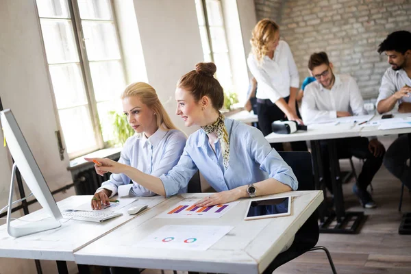 Groupe Affaires Prospère Travaillant Bureau Moderne — Photo